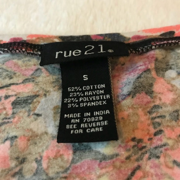 Floral tight fitting top - Picture 6 of 7